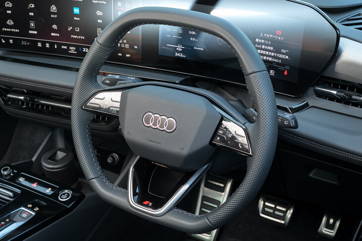 上下がフラットな異形ステアリングホイールや、アルミパッド付のアクセル／ブレーキペダルなどは、「S lineパッケージ」に含まれるオプション装備。ステアリングには回生ブレーキの強さを調整できるパドルが備わる。