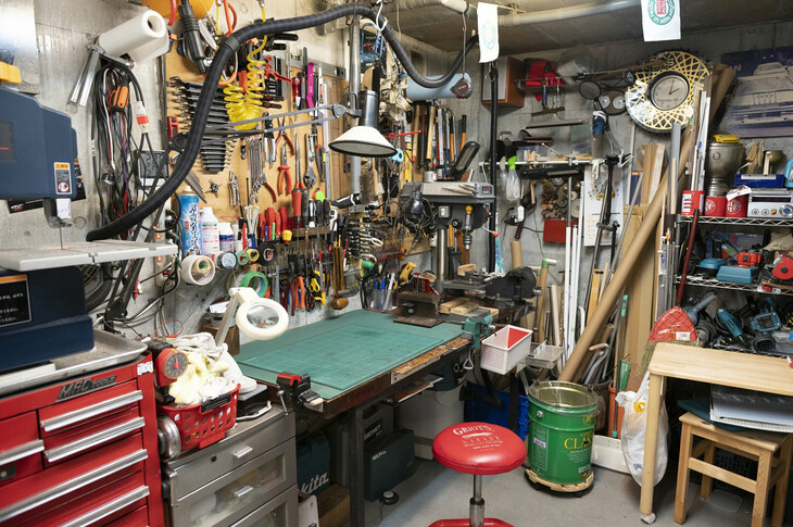 十分以上の工具がそろう作業室。手先の器用な小宮さんはクラシックカーラリーでおなじみの“線踏み”用の目印となるマーカーも自作する。