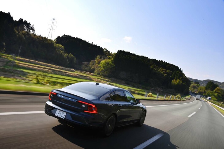 燃費については、WLTCモードのハイブリッド燃料消費率で14.5km/リッターとなっている。