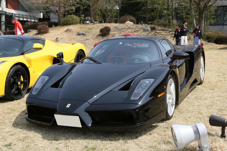 奥山清行氏がデザインした「エンツォ・フェラーリ」も姿を見せた。このブラックの個体はヴィンテージカーガーデン内にあったフェラーリ美術館がかつて所蔵していたもので、久しぶりの里帰りとなった。