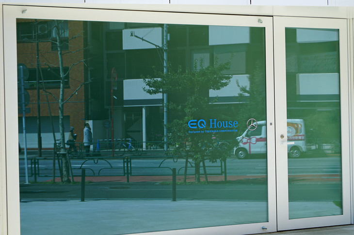 入り口のガラスは、通常は調光フィルムによって白く目隠しされているが、キーを持った人が近づくと透明になって出迎えてくれる。