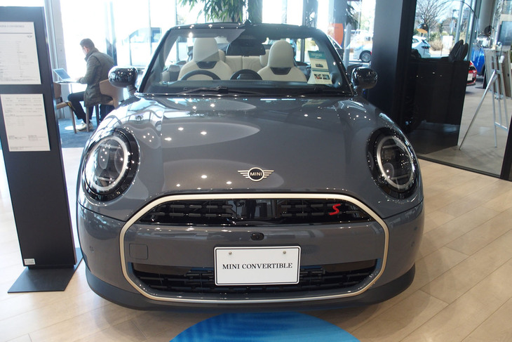 MINIクーパー コンバーチブル（フロントビュー）