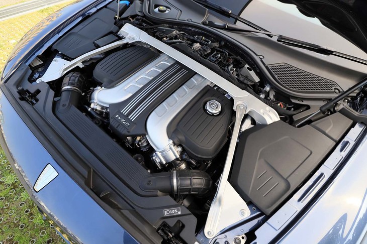 フロントに6リッターW12ツインターボエンジンを積みながらも、1340kg：1200kg≒53：47という前後重量配分を実現している。