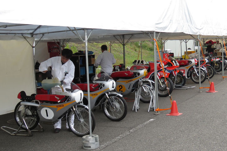 今回試走した二輪車その1。手前から1966年「RC116」、1965年「4RC146」、1967年「RC181」、1976年「RCB1000」、1991年「RVF750」。