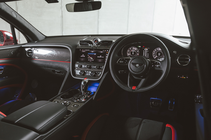 インテリアはいかようにでも仕立てられるが、この試乗車はカーボンパネルでスポーティーにコーディネート。助手席前方には「Speed」バッジがあしらわれる。