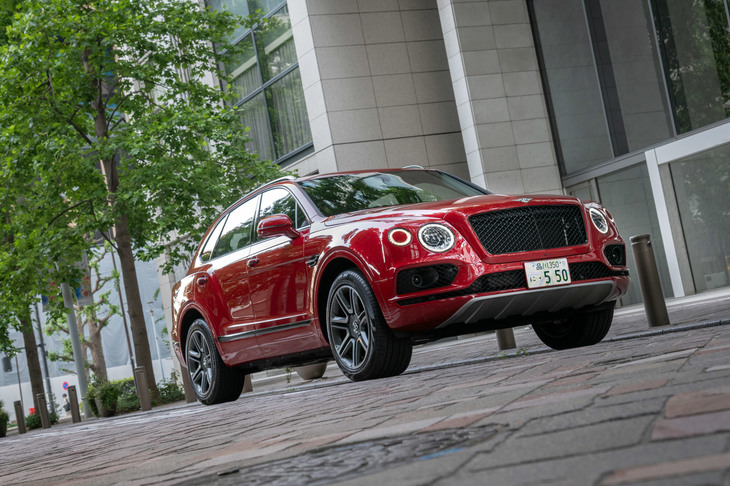 試乗車のボディーカラーは「ドラゴンレッドII」。