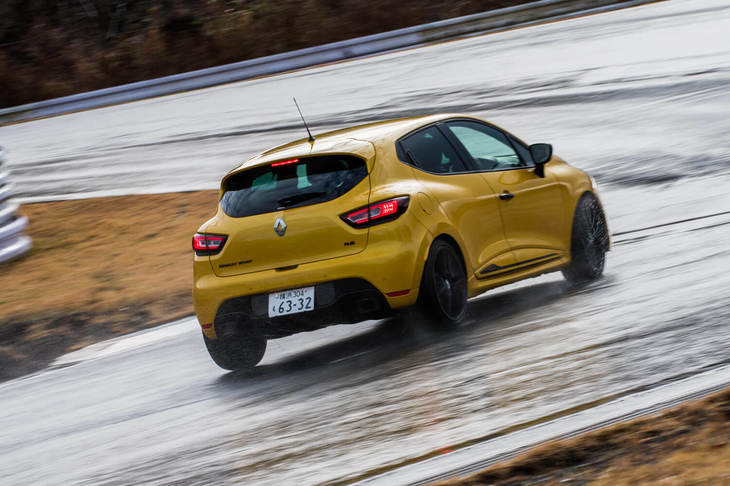 富士スピードウェイのショートサーキットは、ストレートが長い下り坂で、その先に左、右の2つのコーナーと、急しゅんな上りの左ヘアピンが待ち受ける、難易度の高いコースレイアウトとなっている。