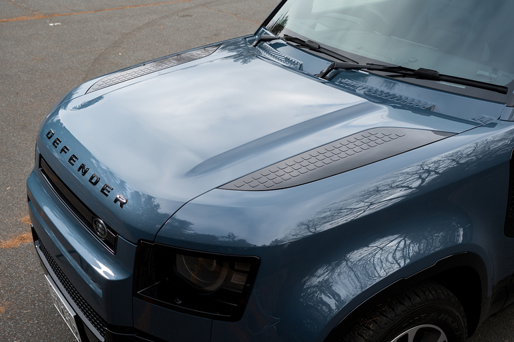 ボンネットインサートとサイドエアベントのパターンも変わった。これまでは縞（しま）鋼板のようなグラフィックだったが、上に乗る人が多かったのだろうか。