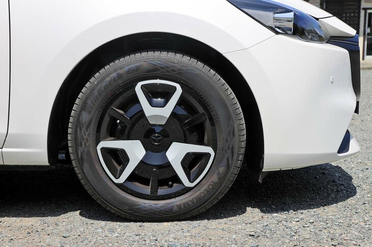 これも「BD」の特徴となっている、ツートンのホイールキャップ。車体色に合わせてブルーやグレー、シルバー、レッドと複数の色が用意されている。黒のスチールホイールがむき出しとなる、キャップレス仕様を選ぶことも可能だ。