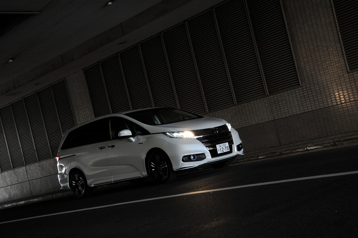 ボディーカラーは全7色。テスト車の「ハイブリッド アブソルート Honda SENSING EXパッケージ」には、有償色の「ホワイトオーキッド・パール」が選択されていた。