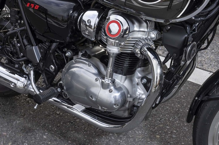 空冷の2気筒エンジンは最高出力52PS、最大トルク62N・mを発生。スペック自体は「W800」のものと変わらない。