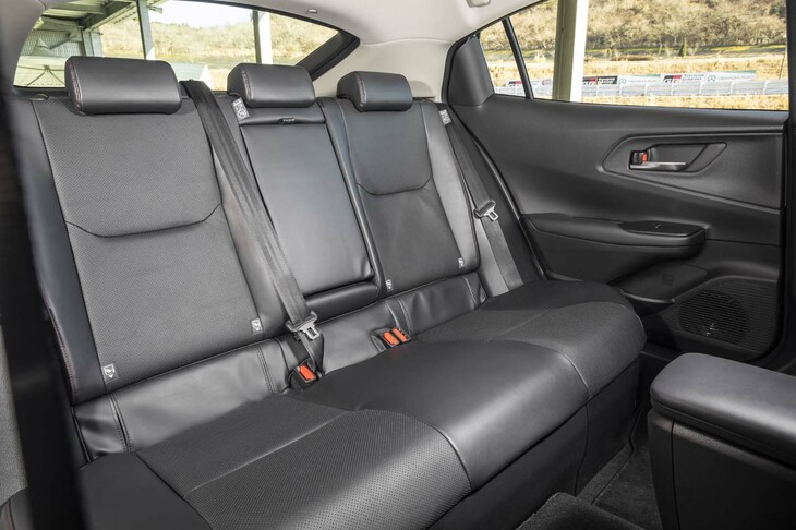 後席は60：40の分割可倒式で、中央席の背もたれは左右席のアームレストを兼ねている。運転席からの後方視界は、良好とは言いがたい。