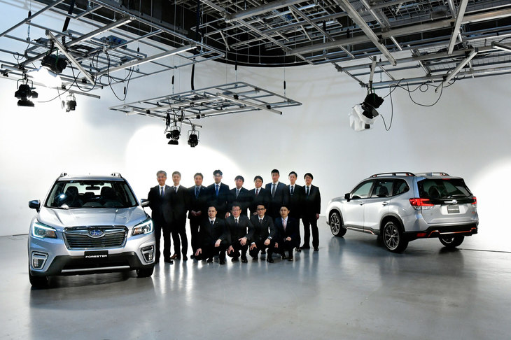 新型「フォレスター」と、同車の開発メンバー。