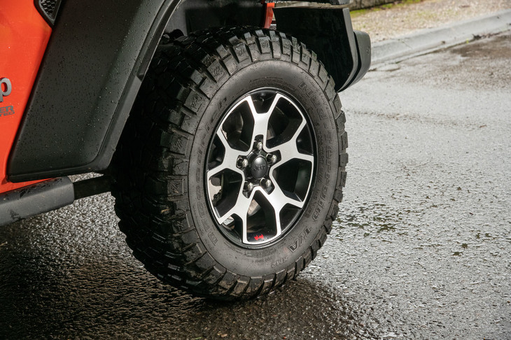 日本仕様の「ルビコン」「アンリミテッド ルビコン」には、オフロード性能を重視したマッドテレインタイヤが標準装備される。