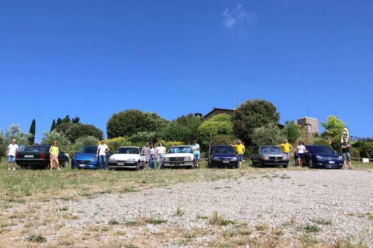 参加車全員集合。参考までに、彼らの公式ウェブサイト（ https://opelclassica.it）には、主要メンバーの愛車のエンジン音およびホーン音も収録されている。