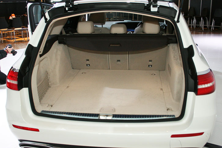 荷室容量は640～1820リッター。