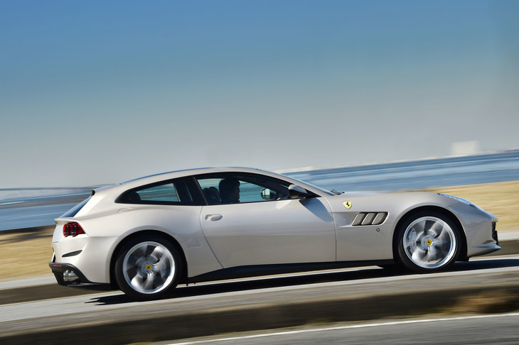 「GTC4ルッソT」が0-100km/h加速に要する時間は3.5秒。最高速度は320km/hと公表される。