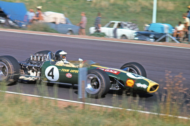 1968年シーズンの初戦を優勝で飾ったジム・クラークだが、その後、ドイツ・ホッケンハイムで行われたF2レースでクラッシュ。32歳の若さでこの世を去った。