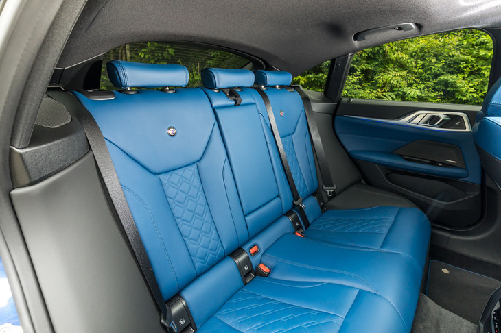 座面が低くレイアウトされているため、後席にも大人がきちんと座れる。