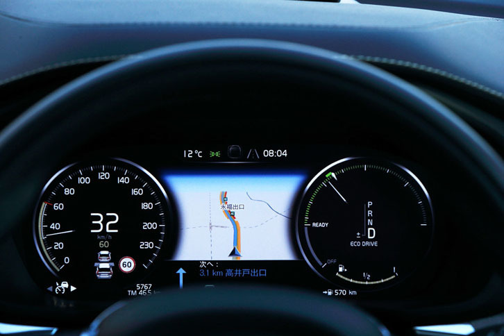 メーターパネルは液晶タイプ。センターには、カーナビのマップも表示できます。道路上の速度標識を読み取ってドライバーに知らせる「ロード・サイン・インフォメーション」は、今では一部の軽乗用車にも見られる機能ですが、実はボルボがパイオニアです。