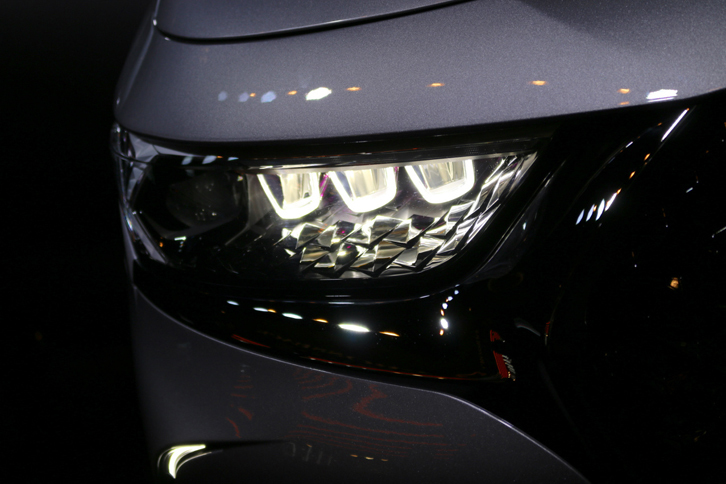 「アクティブLEDビジョン」と名付けられた3連のヘッドランプユニット。
