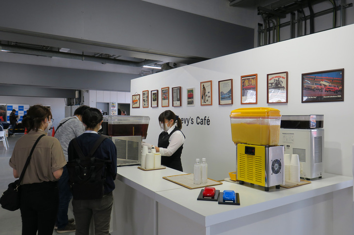 「CHEVROLET FAN DAY 2023」では、ランチサービスやフリードリンクのサービスも行われた。こちらはドリンクを提供する「Shevy’s Cafe」の様子。ひっきりなしに訪れる来場者に、お姉さんも大忙しだ。