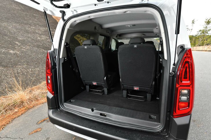 3列目シートを起こした状態でリアゲートを開けてみる。これでも掃き出しからの床面長は40cmくらいはある。