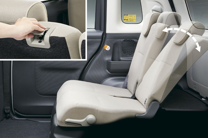 左右それぞれの乗員が快適な姿勢でくつろげる、分割リクライニング＆可倒機構付きの後席。荷室側からもシートバックの操作ができる。