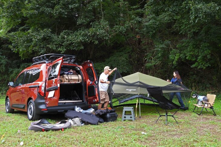 さっそくテントを建て始める参加者。みんな慣れた様子で、「どう建てたら、クルマとのバランスがいいだろう？」なんてことにも気を使っているようだ。