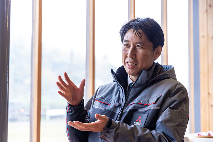 軽自動車全体の商品企画を担当する三菱自動車の商品戦略本部CPSチーム（Domestic Vehicle）商品企画担当マネージャー 塩谷明大さん。新型「デリカミニ」では、「オフロードをウリにするという考えではなくて、今まではためらっていたちょっと路面状況が悪いところにも行ける使い勝手のよさを目指しました」と語った。