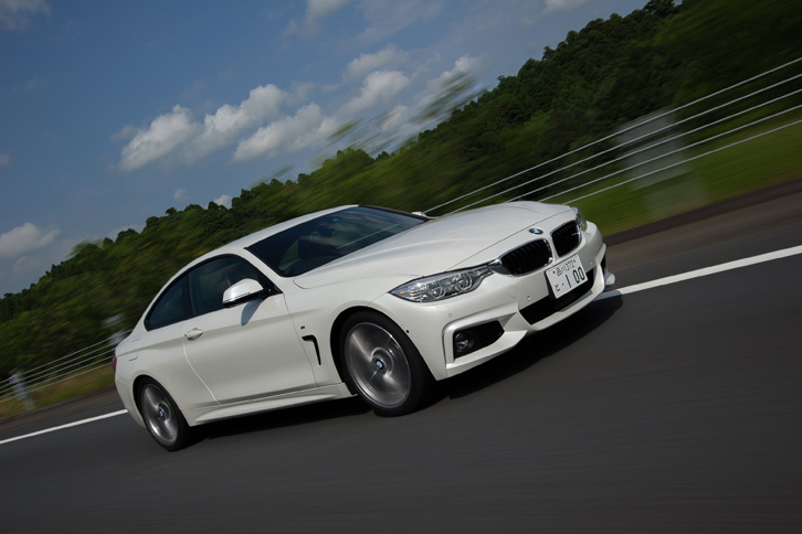 「440i」の3リッター直6ターボエンジンは、326psの最高出力と45.9kgmの最大トルクを発生する。