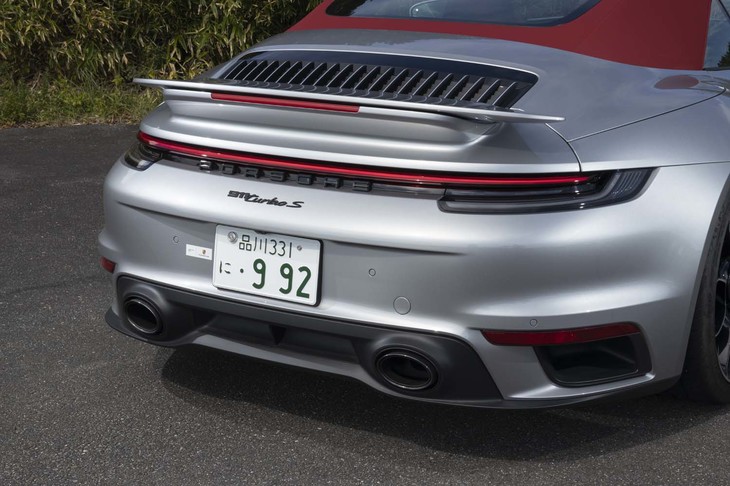 試乗車はスポーティーな排気音を演出する「スポーツエキゾーストシステム」を装着。ブラックで塗られたテールパイプもこのオプションに含まれる。