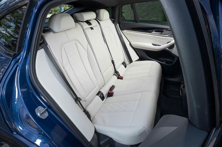 前席に加え、後席にもシートヒーターが標準装備される。背もたれには40：20：40の分割可倒機構が備わる。