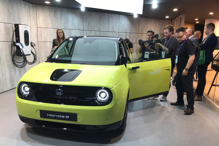 ホンダが、欧州を皮切りに市場投入を予定しているBEV「ホンダe」。プロトタイプは前開きのドアを持つ2ドアコンパクトだったが、市販モデルは一般的な4ドアとなった。