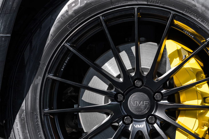 スリム＆シャープなデザインを採用しながら21インチという大径を実現した「VMF L-01」。リム幅は8.5J、9J、10J、11Jの4種展開となっている。