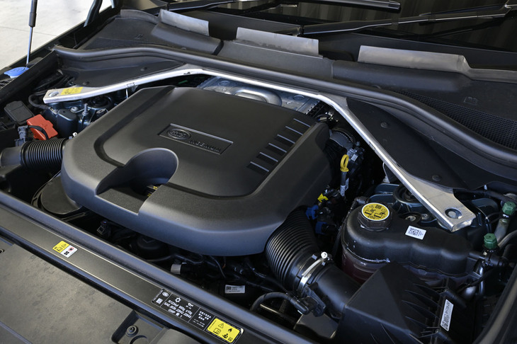 「レンジローバー・スポーツ オートバイオグラフィーD300」に搭載される3リッター直6ディーゼルターボエンジンは最高出力300PS、最大トルク650N・mを発生。8段ATと組み合わされる。