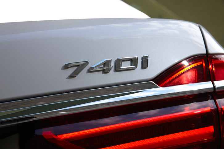 トランクフードに装着された「740i」のバッジ。