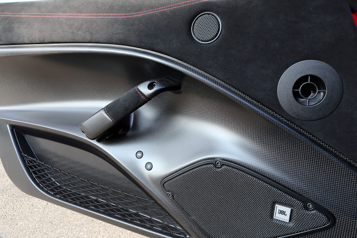 ドアインナーパネルにはカーボン素材が使用されている。