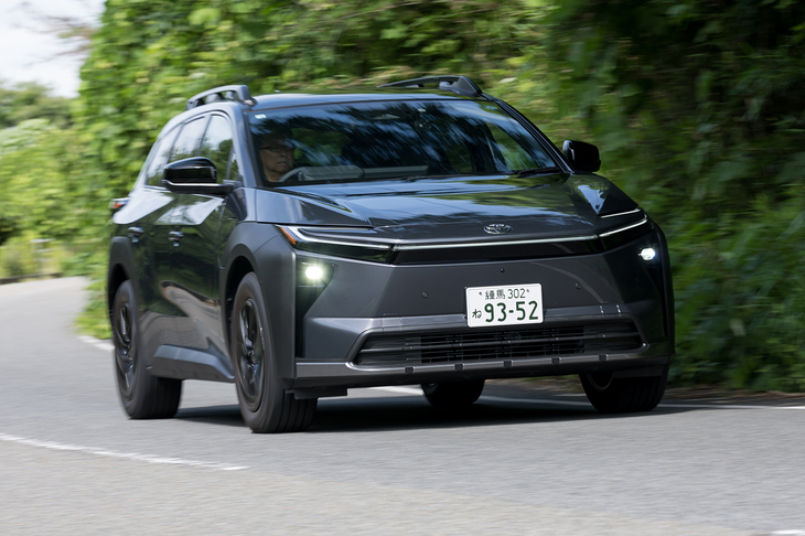 駆動用バッテリーの容量は74.69kWh。WLTCモードの一充電走行距離はFWD車（今回の試乗車）が734kmで4WD車が690km。オプションの20インチタイヤを選んだ場合はそれぞれ667km、627kmへと減少する。