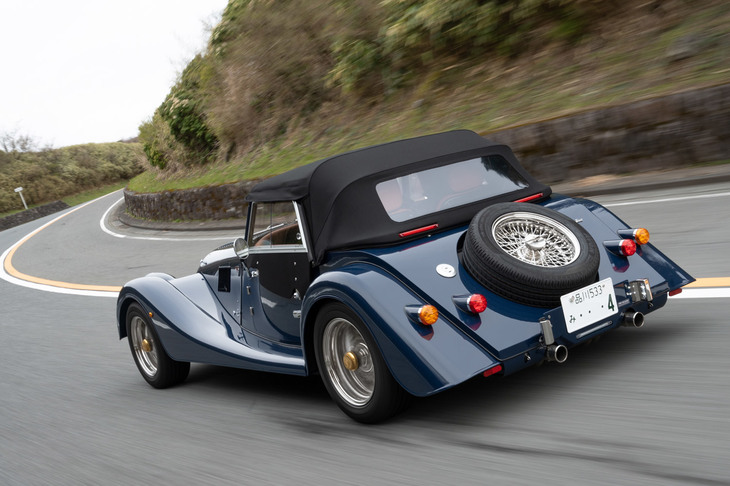 最高速は240km/h、0-100km/h加速はMT仕様で5.2秒、AT仕様で4.8秒と、「プラスフォー」はクラシックな意匠とは裏腹に、高い動力性能を有している。