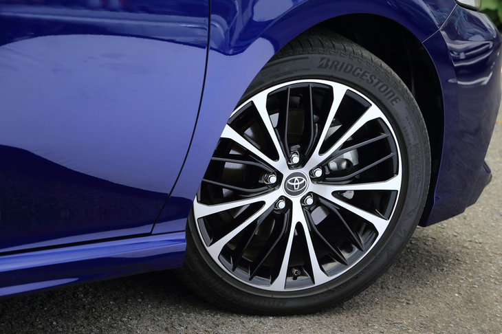 235/45R18サイズのタイヤに18×8Jアルミホイールを組み合わせる。試乗車は「ブリヂストン・トランザT005A」を装着していた。