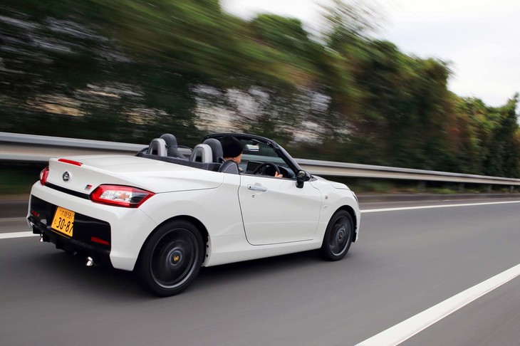 リアタイヤ前方の床下には専用空力パーツのスパッツが加えられている。リアタイヤ周辺の空気を整流することで接地感を高めている。