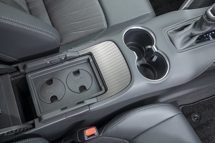 コンソールボックスの中にはカップホルダーの深さを調節できる落としぶたが収納されている。このあたりの配慮がトヨタらしさだ。