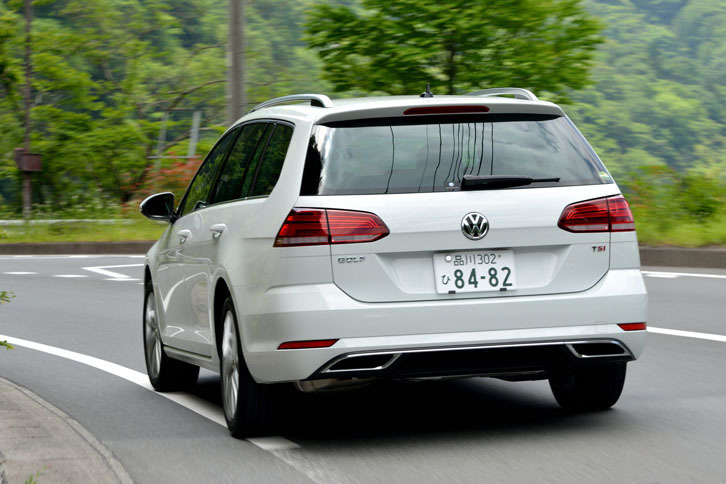 試乗車のボディーカラーは「ピュアホワイト」。シルバーのルーフレールはすべての「ゴルフヴァリアント」に標準で備わる。