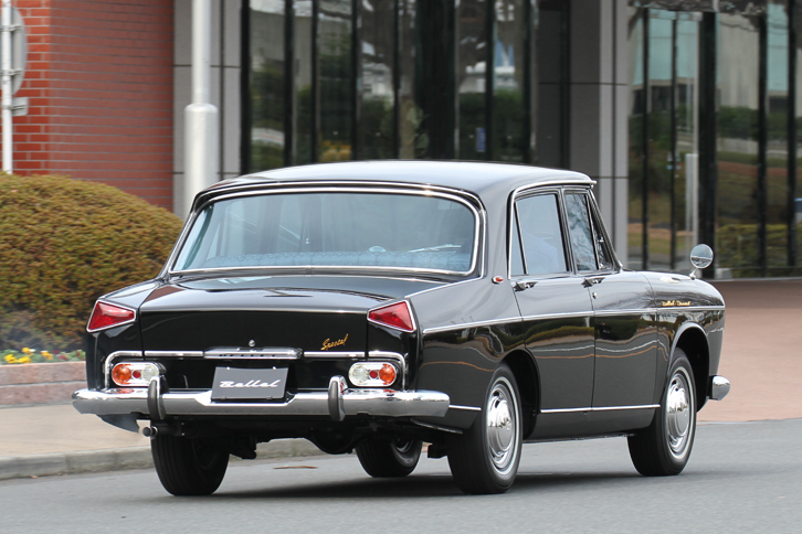 三角形のテールランプが特徴的な「ベレル2000ディーゼル スペシャルデラックス」のリアビュー。ベレルのスタイリングには、1950年代後半から1960年代初頭にかけてのピニンファリーナデザインの影響が強く感じられる。だがまとまりに欠ける感は否めず、また「クラウン」や「セドリック」「グロリア」といった先行していたライバルたちが、みなアメリカ指向のボディーをまとっていた市場にあっては、異質な存在だった。