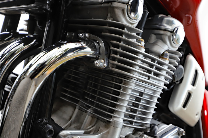 エンジンに施された細かな空冷フィン。「CB1100」の販売終了により、ホンダの空冷マルチの歴史も幕を下ろすこととなった。