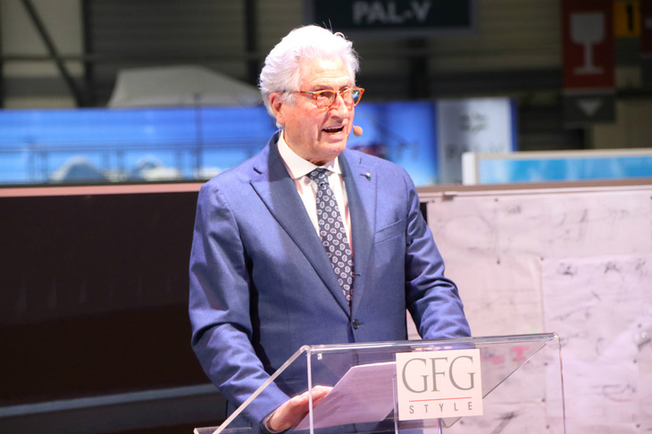 GFGスタイルのカンファレンスで解説するジョルジェット・ジウジアーロ氏。