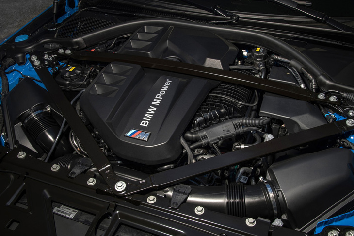 最新型「M3／M4」が搭載するS58型B30Aと呼ばれる3リッター直6ツインターボユニット。高性能モデル「M3／M4コンペティション」では、最高出力510PS/6250rpm、最大トルク650N・m/2750-5500rpmを発生し、トルクコンバーターを用いた8段AT「Mステップトロニック」が組み合わされる。