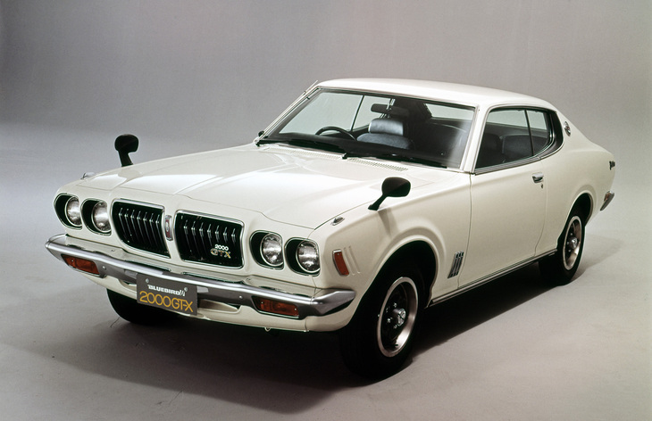 「ダットサン・ブルーバードUハードトップ2000GT」。通称“ブルU”のデビューは1971年で、直6エンジン搭載の2000GT系は1973年に追加。「愛されてますか。奥さん」のコピーは1973年以降に使われた。