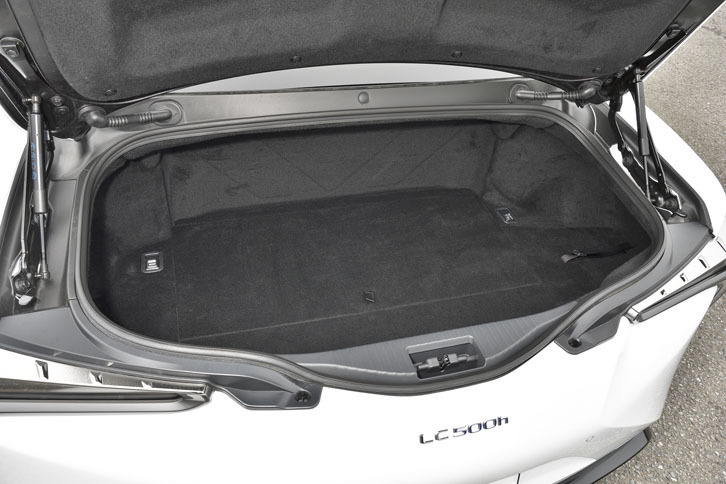 ラゲッジルームの容量は約172リッター（VDA方式）。